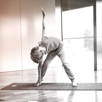 Kinderyoga in Gurmels Fribourg für entspannte & glückliche Kinder. Kind in Yogapose 1.