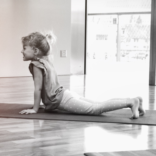 Kinderyoga in Gurmels Fribourg für entspannte & glückliche Kinder. Kind in Yogapose 4.